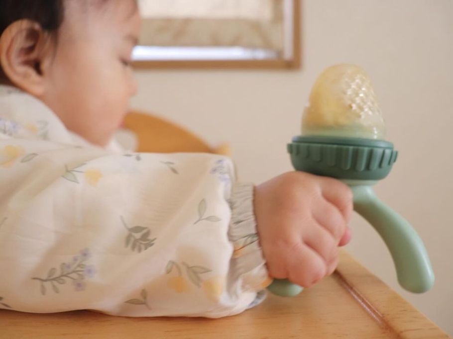 離乳食フィーダーのおすすめはb.box。いつから使えるか、入れるものなどくわしく解説!