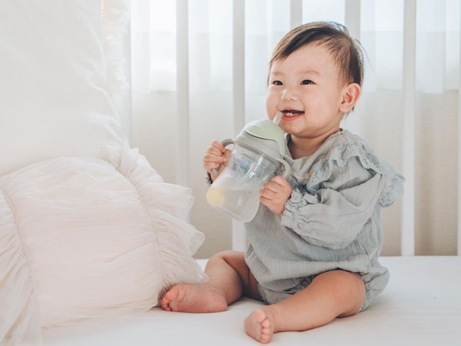 ストローマグはいつまで使う?コップ飲みへ移行するタイミングやおすすめの練習アイテム