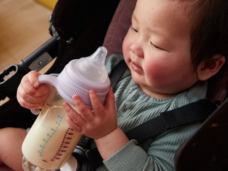 哺乳瓶を拒否した時の原因と対策