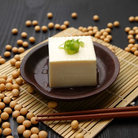 離乳食の豆腐の与え方を説明している