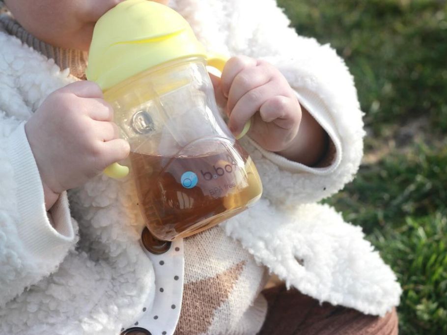 赤ちゃんに麦茶をあげるのはいつから?作り方や量、飲ませ方とおすすめマグを紹介