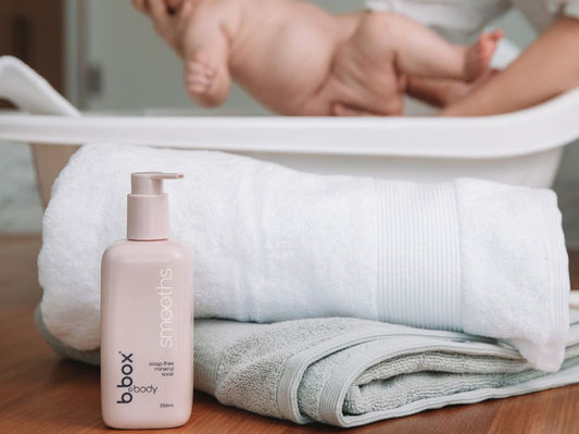 お風呂上がりの赤ちゃんのスキンケアを説明している