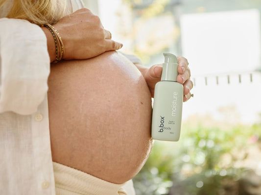 妊婦さんがb.boxbodyのmoistureを持っている