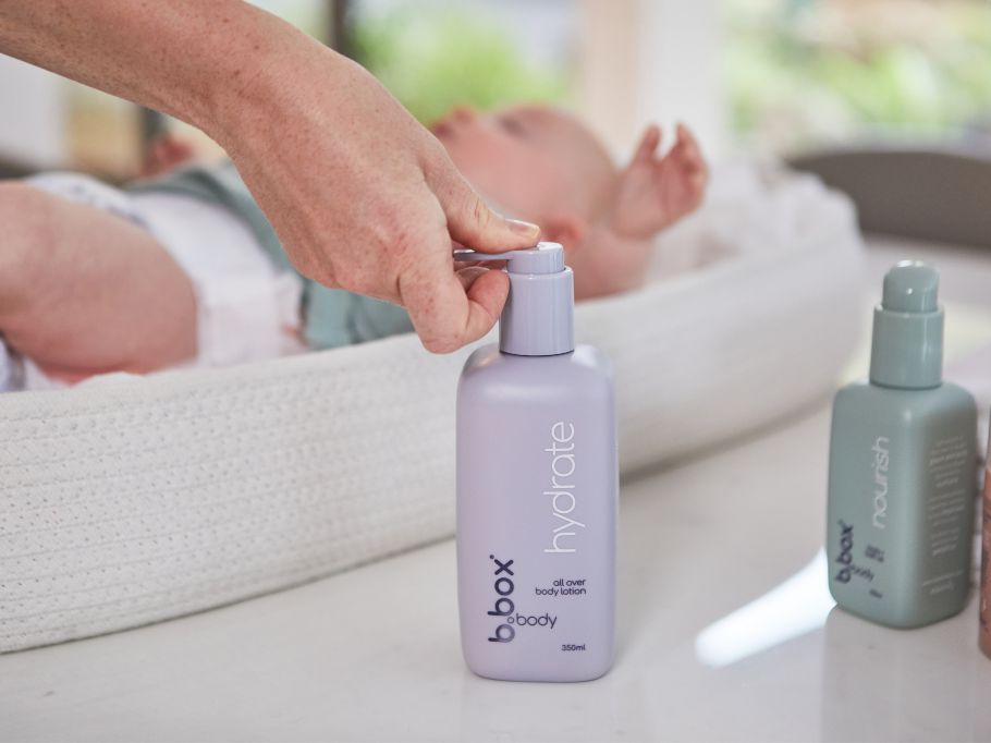 女性が赤ちゃんに保湿ローションを使っている