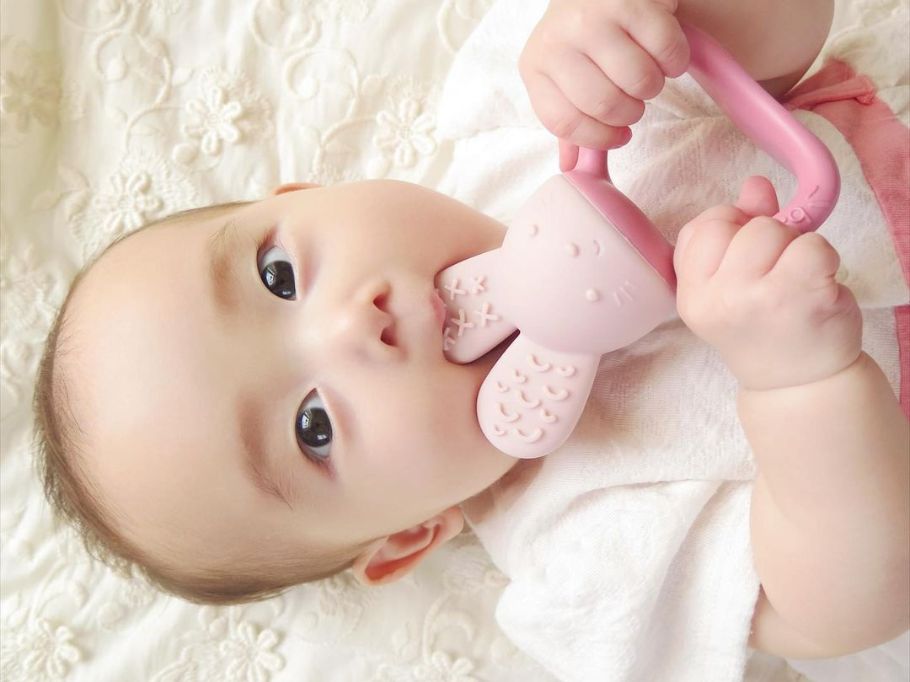 歯ぐずりが原因!?突然の夜泣き・不機嫌に困ったときの対策5選を説明している