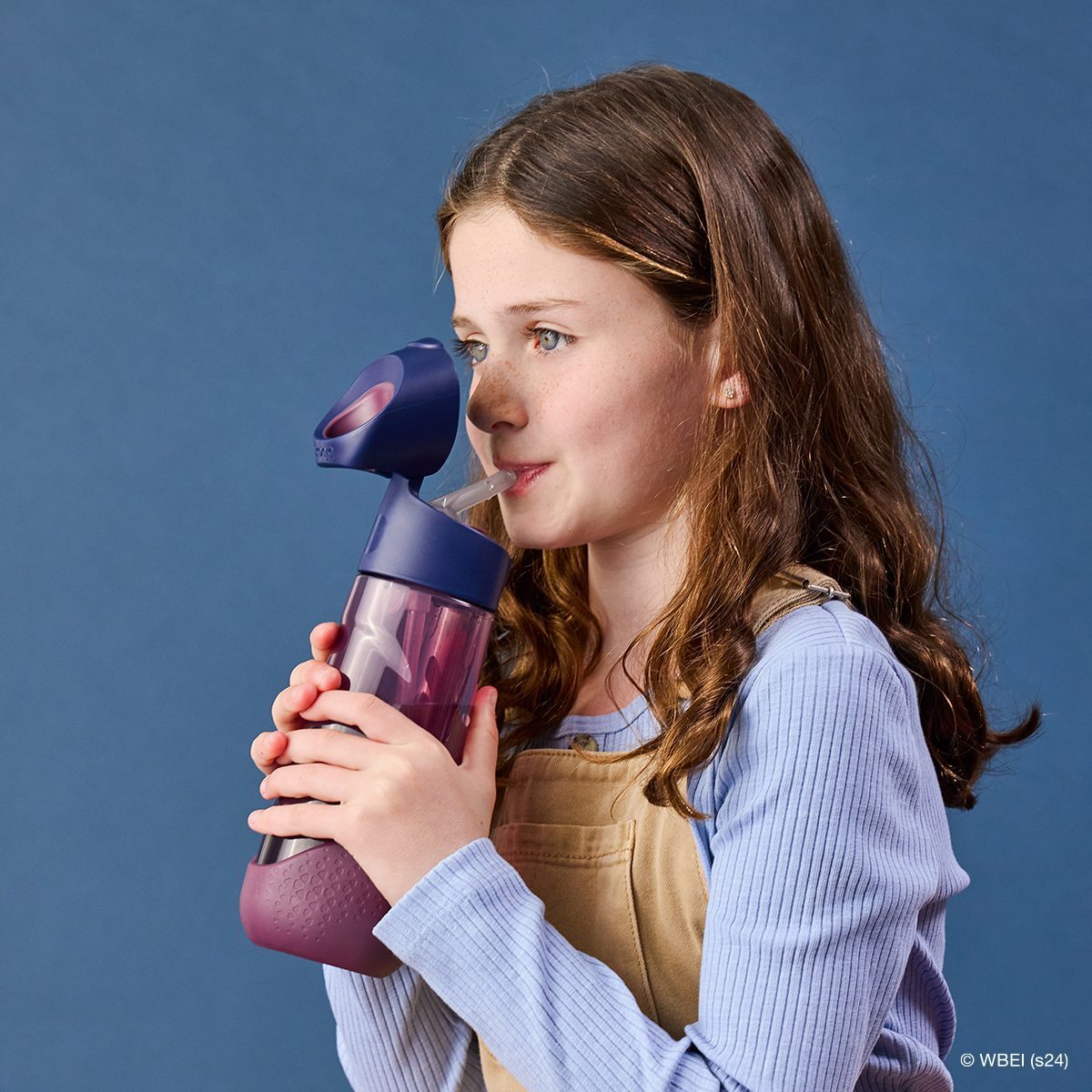 ハリー・ポッターのフクロウ「ヘドウィグ」をモチーフにしたイラストがプリントされた水筒を飲む女の子 ストロー直飲みタイプ