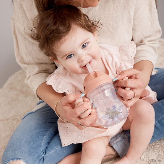 ステップ3 ストロー飲みシッピーカップを飲んでいる赤ちゃん
