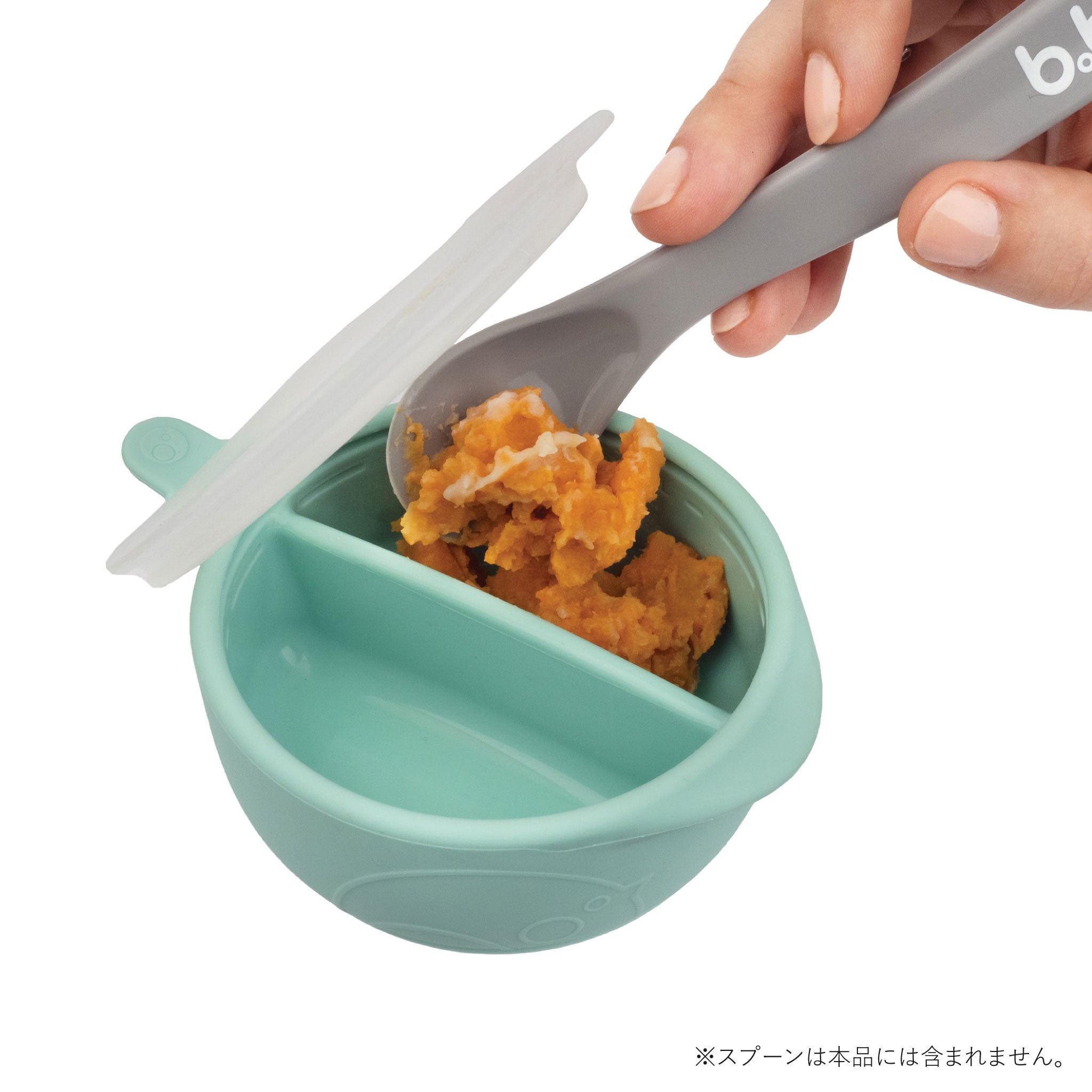 離乳食をスプーンですくっている