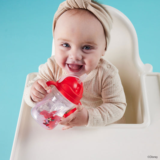 シッピーカップミニーをもつ笑顔の女の子