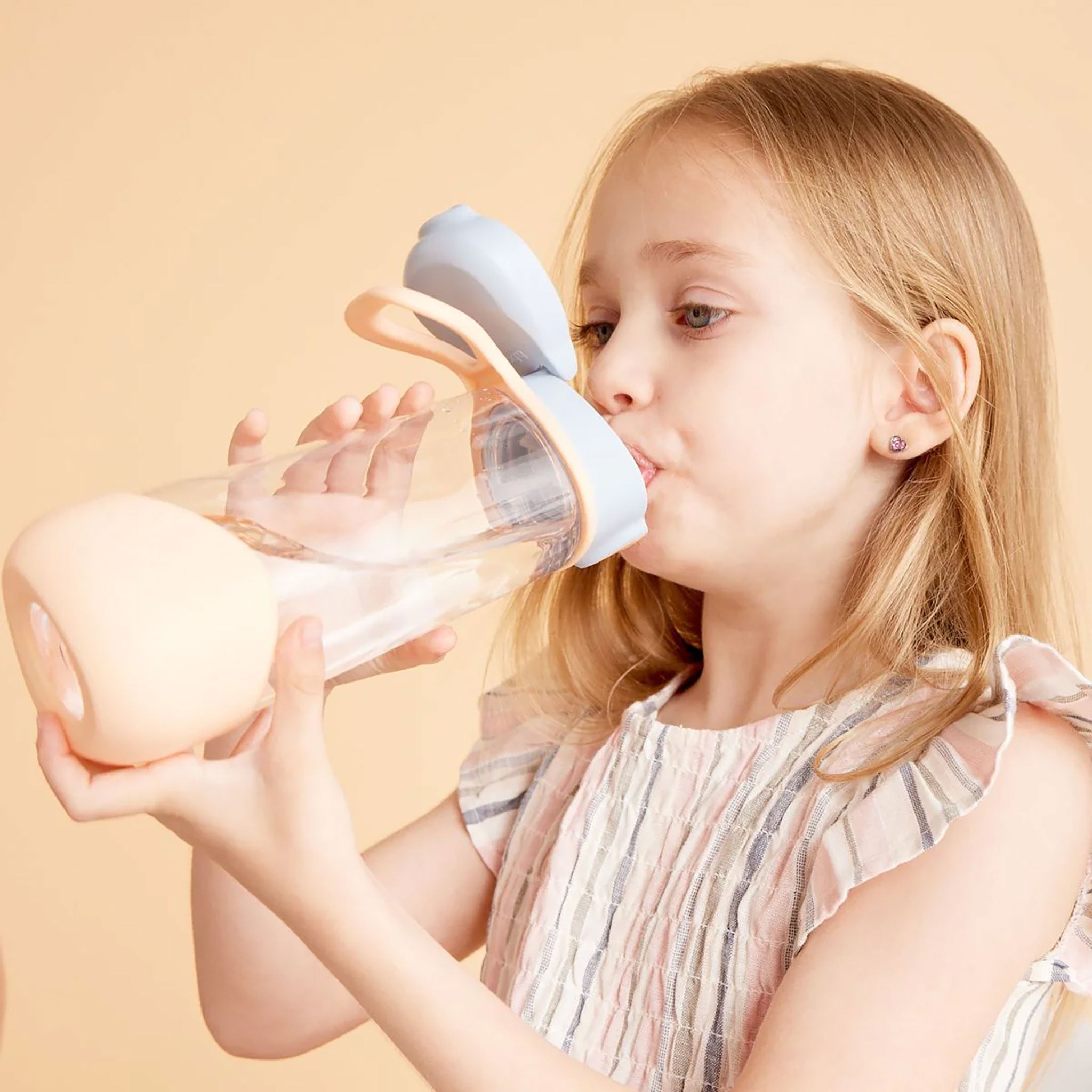 ビーボックス スポーツスパウトボトルを飲む女の子 スパウトタイプの水筒 ドリンクボトル