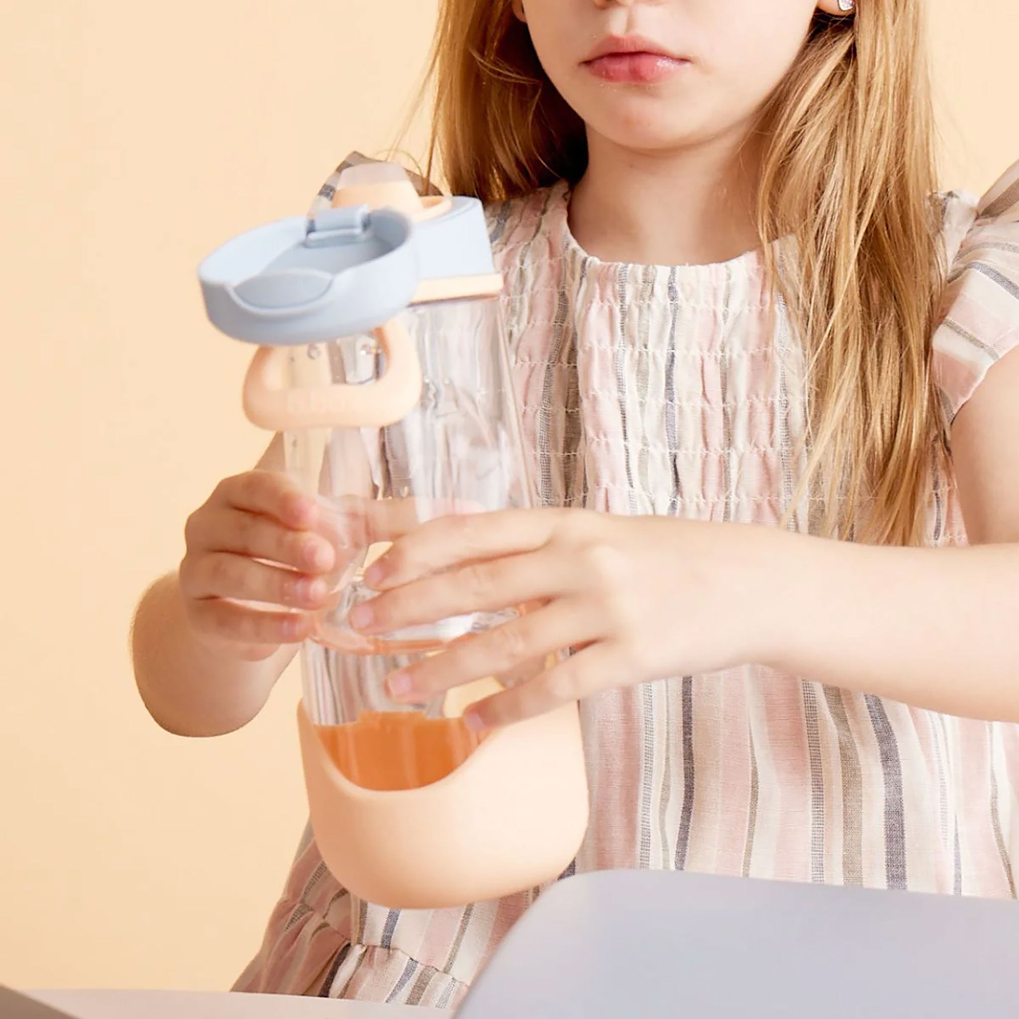 ビーボックス スポーツスパウトボトルを飲む女の子 スパウトタイプの水筒 ドリンクボトル
