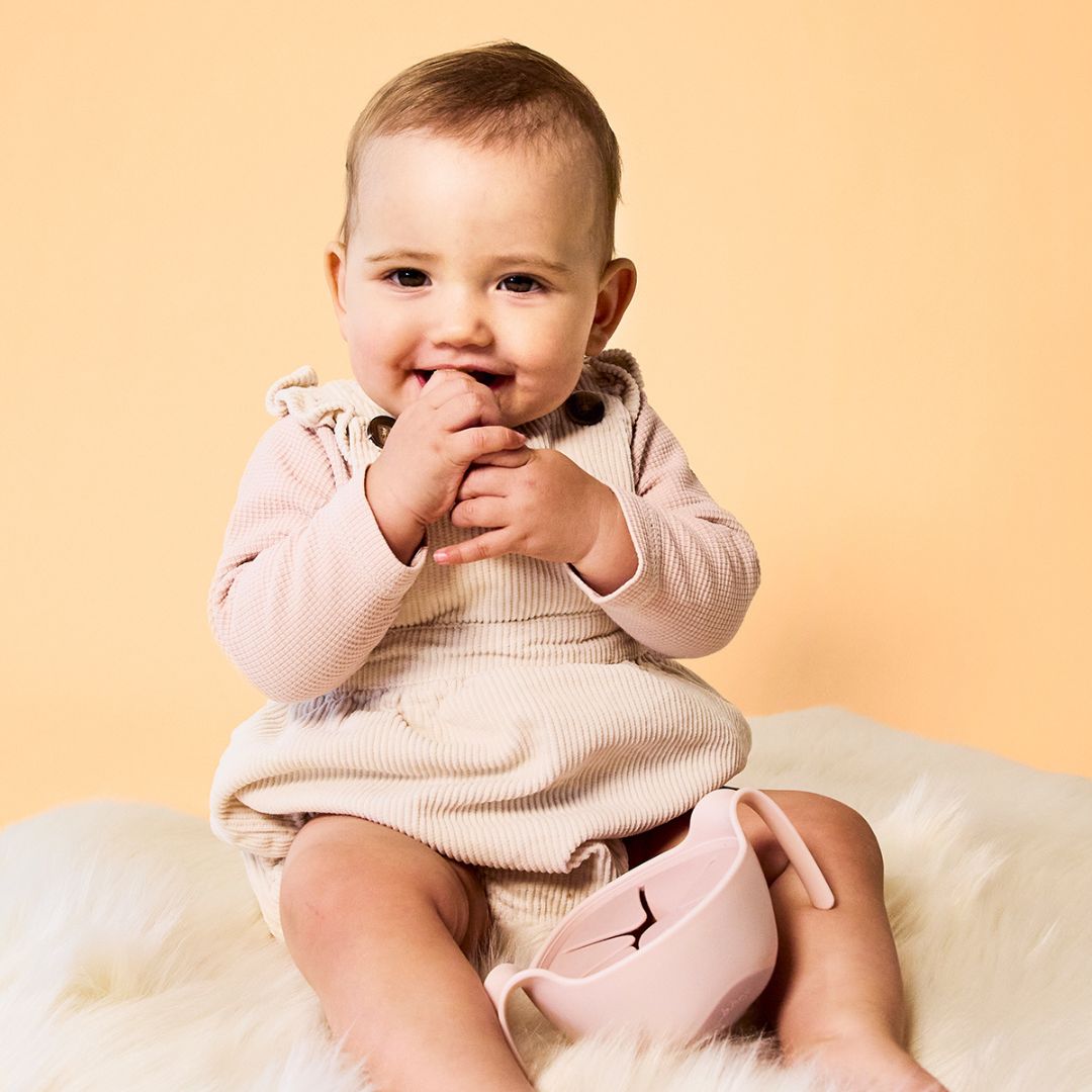 ビーックスのシップスナックボウルblushカラーを使う女の子