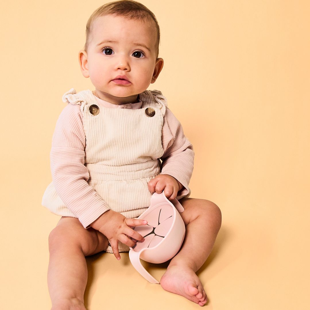 ビーボックスのシップスナックボウルblushカラーを使う女の子