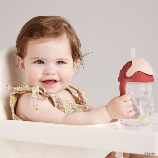 ステップ3 ストロー飲みシッピーカップを飲んでいる赤ちゃん