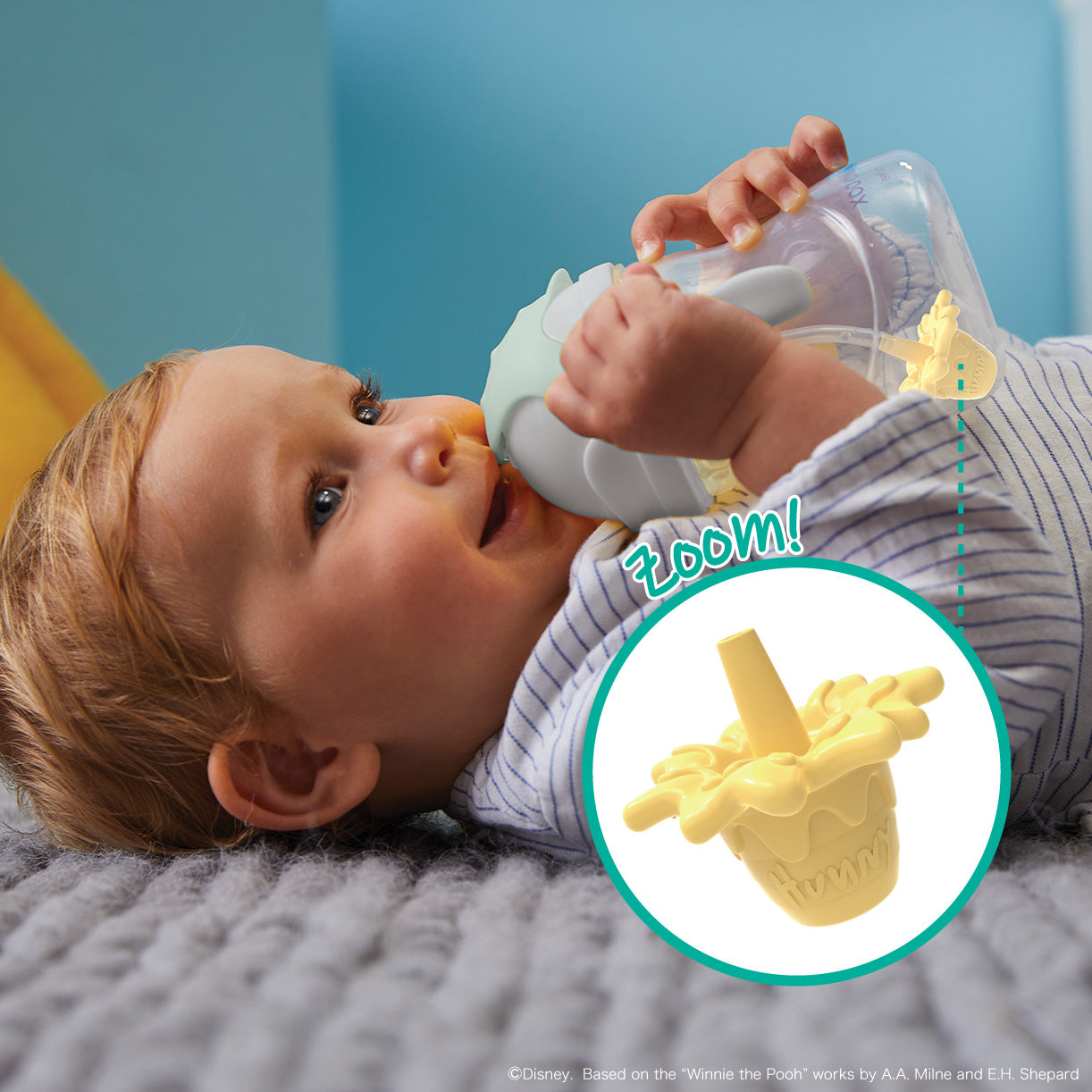 シッピーカップくまのプーさんデザインのアイテムを寝転んで飲んでいる男の子