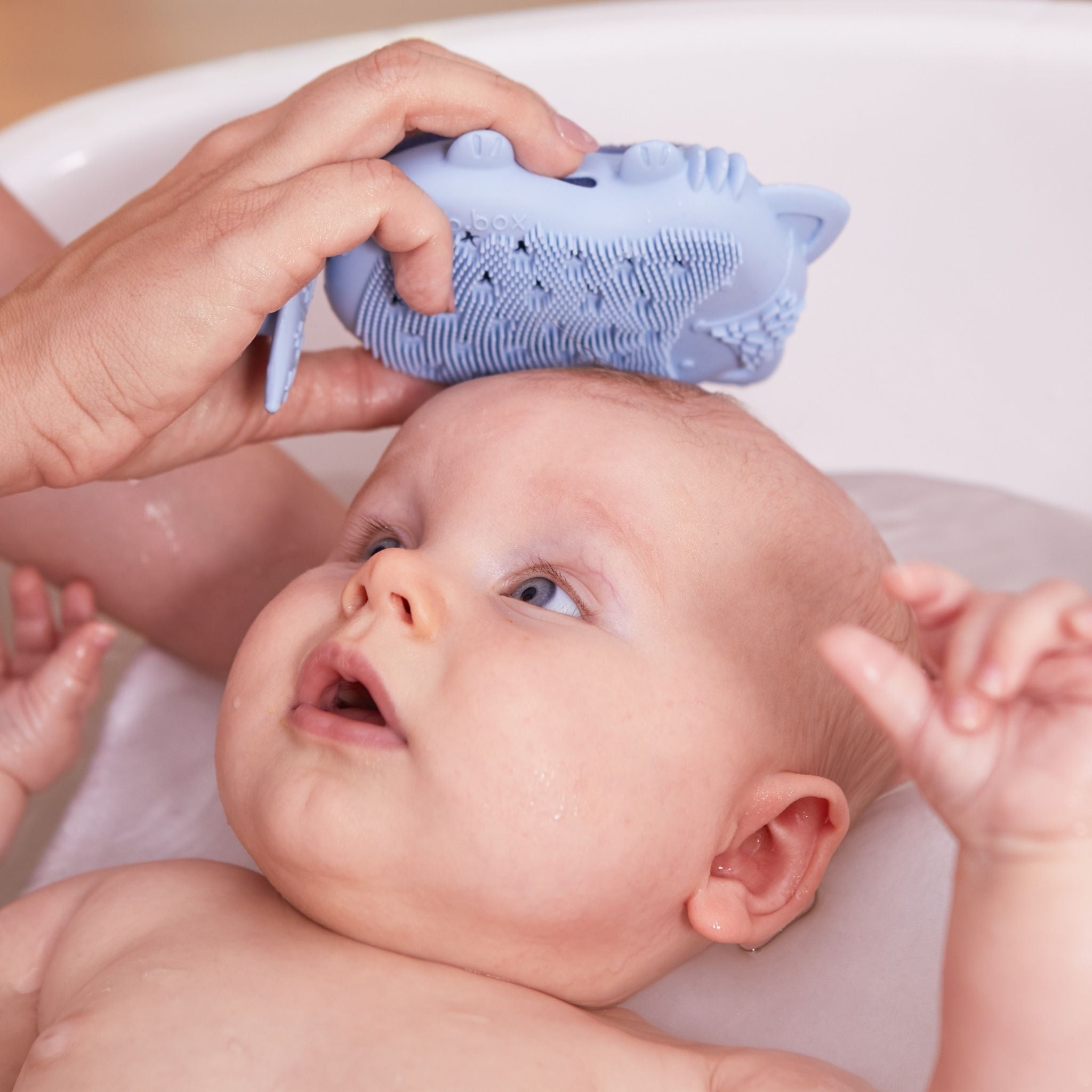 子供用 頭皮用 体用 バスブラシ 頭を洗う様子