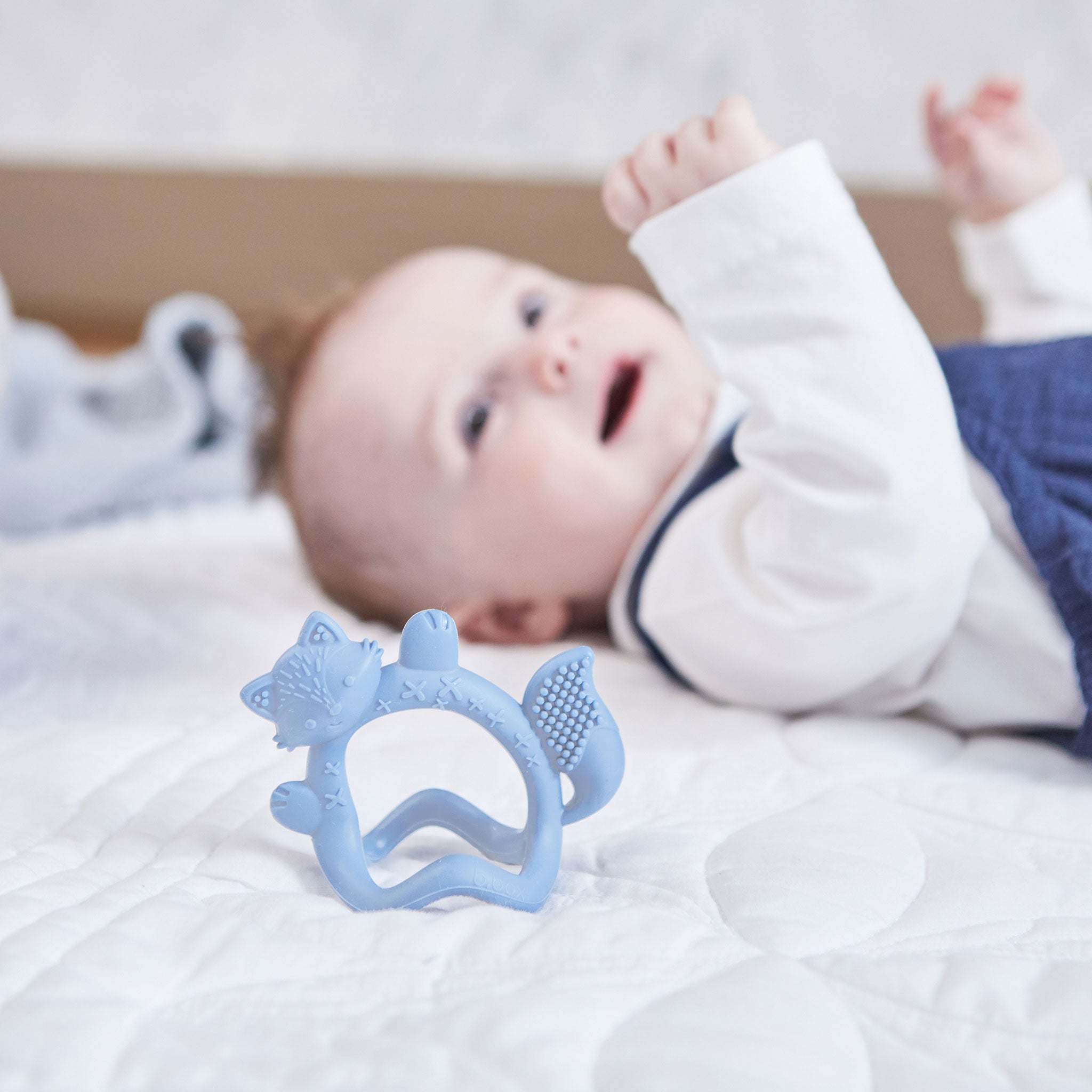 リストティーサーを床に置いている様子