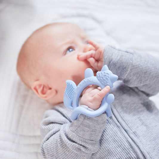 ビーボックスの歯固めを使う男の子 腕にはめられるブレスレット型 リストティーサー