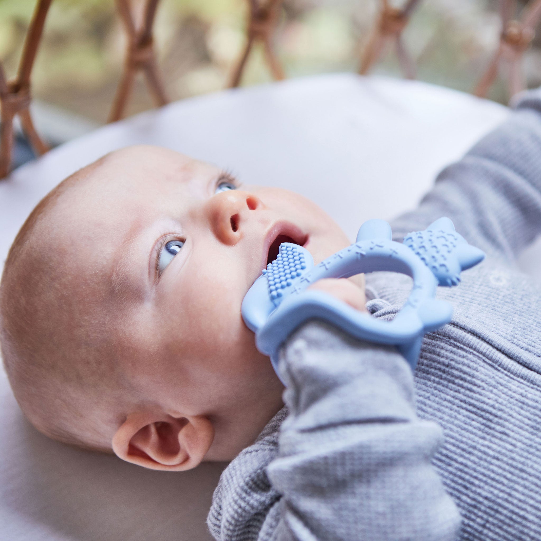 ビーボックスの歯固めを使う男の子 腕にはめられるブレスレット型 リストティーサー