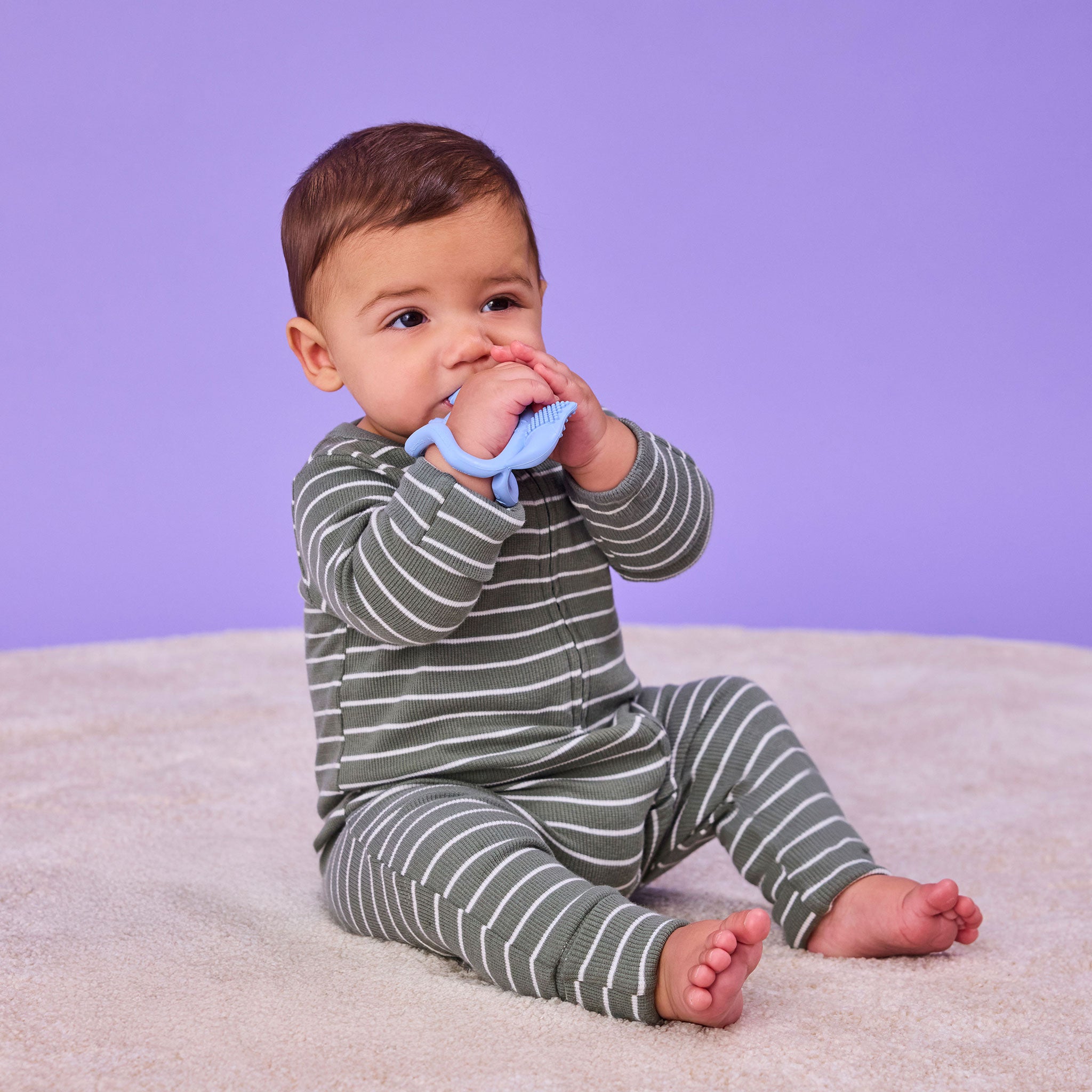 ビーボックスの歯固めを使う男の子 腕にはめられるブレスレット型 リストティーサー