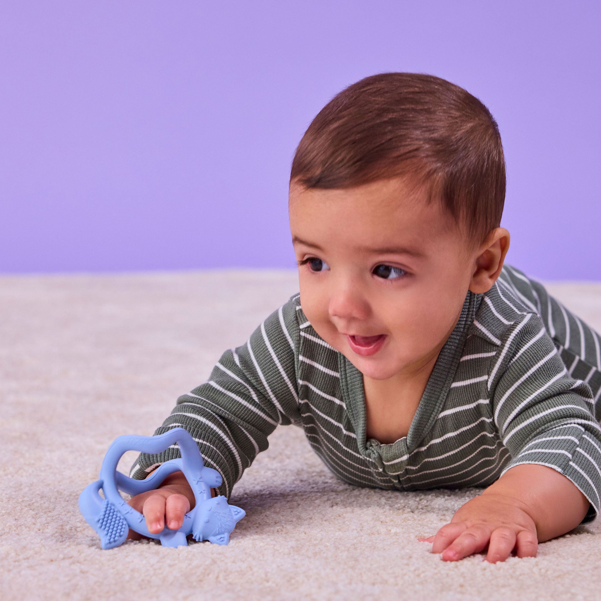 ビーボックスの歯固めを使う男の子 腕にはめられるブレスレット型 リストティーサー