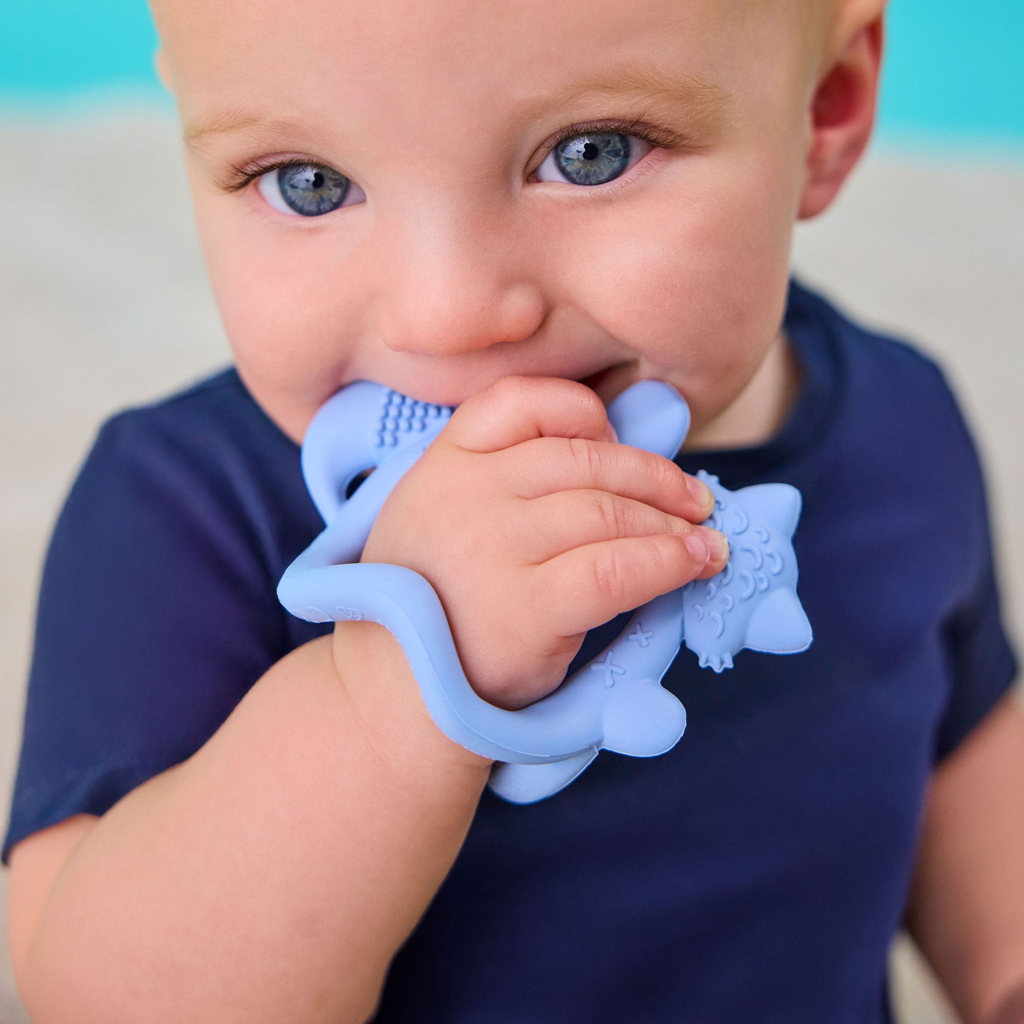 ビーボックスの歯固めを使う男の子 腕にはめられるブレスレット型 リストティーサー