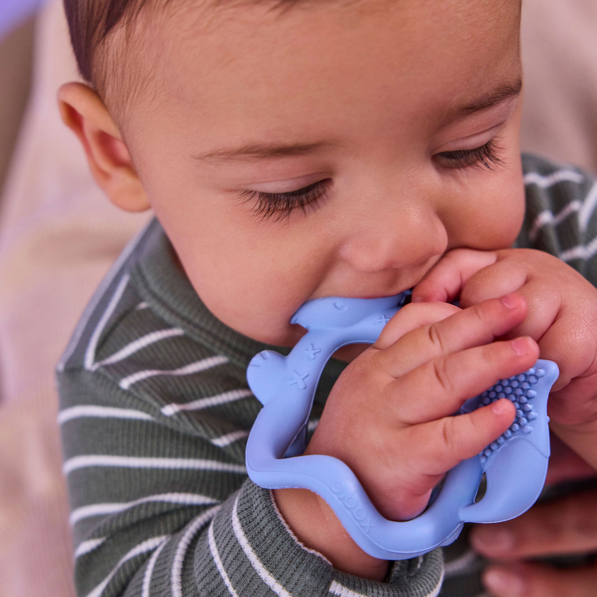 ビーボックスの歯固めを使う男の子 腕にはめられるブレスレット型 リストティーサー