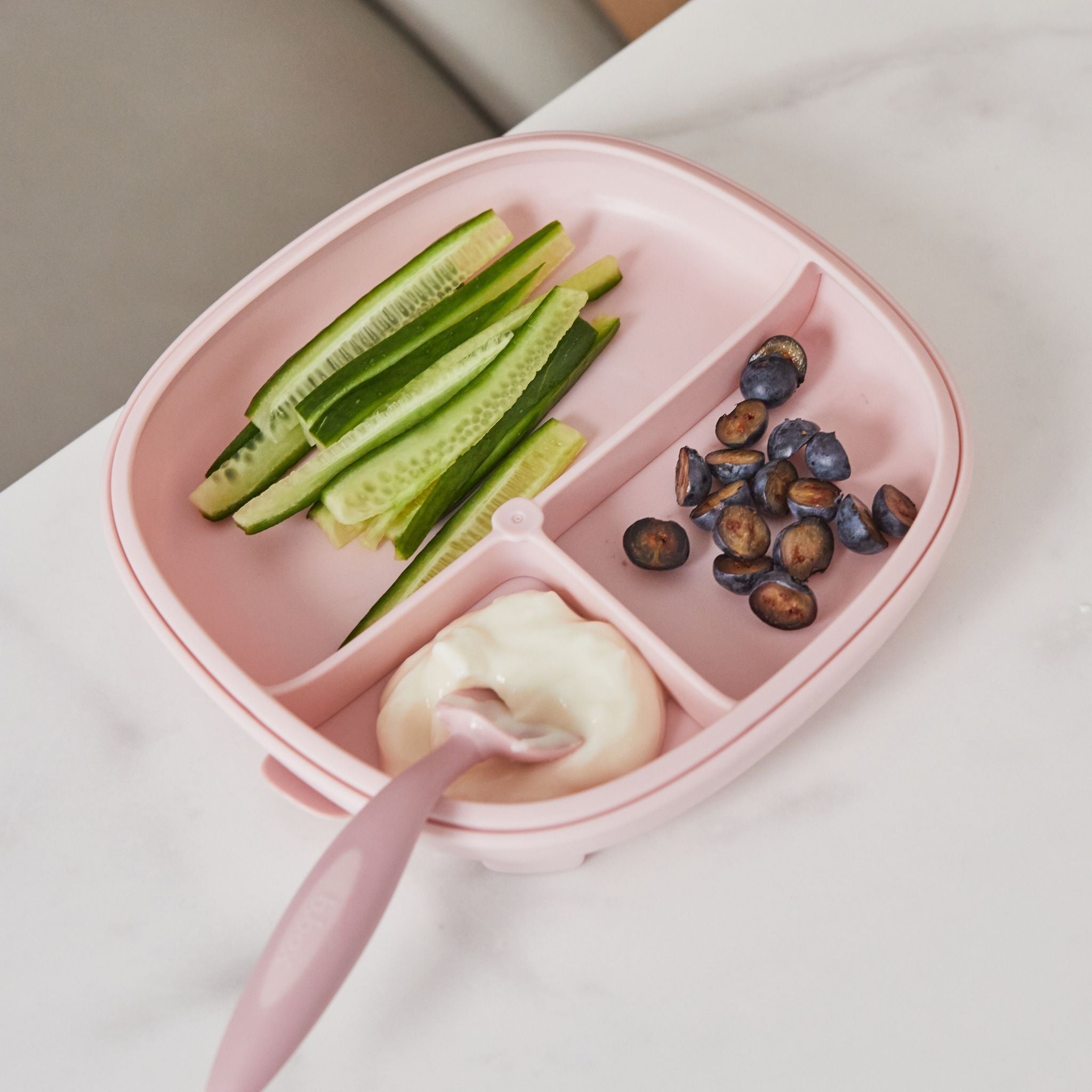 仕切りのとれる吸盤つきお食事プレートに野菜とヨーグルトが盛り付けてある