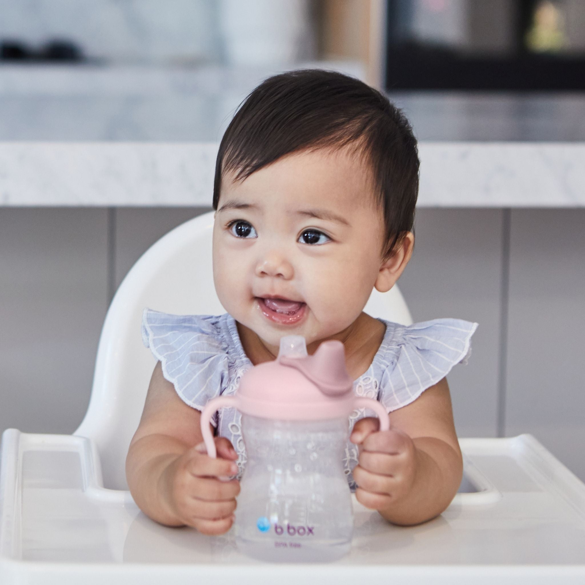 ビーボックスのスパウトカップを使う女の子