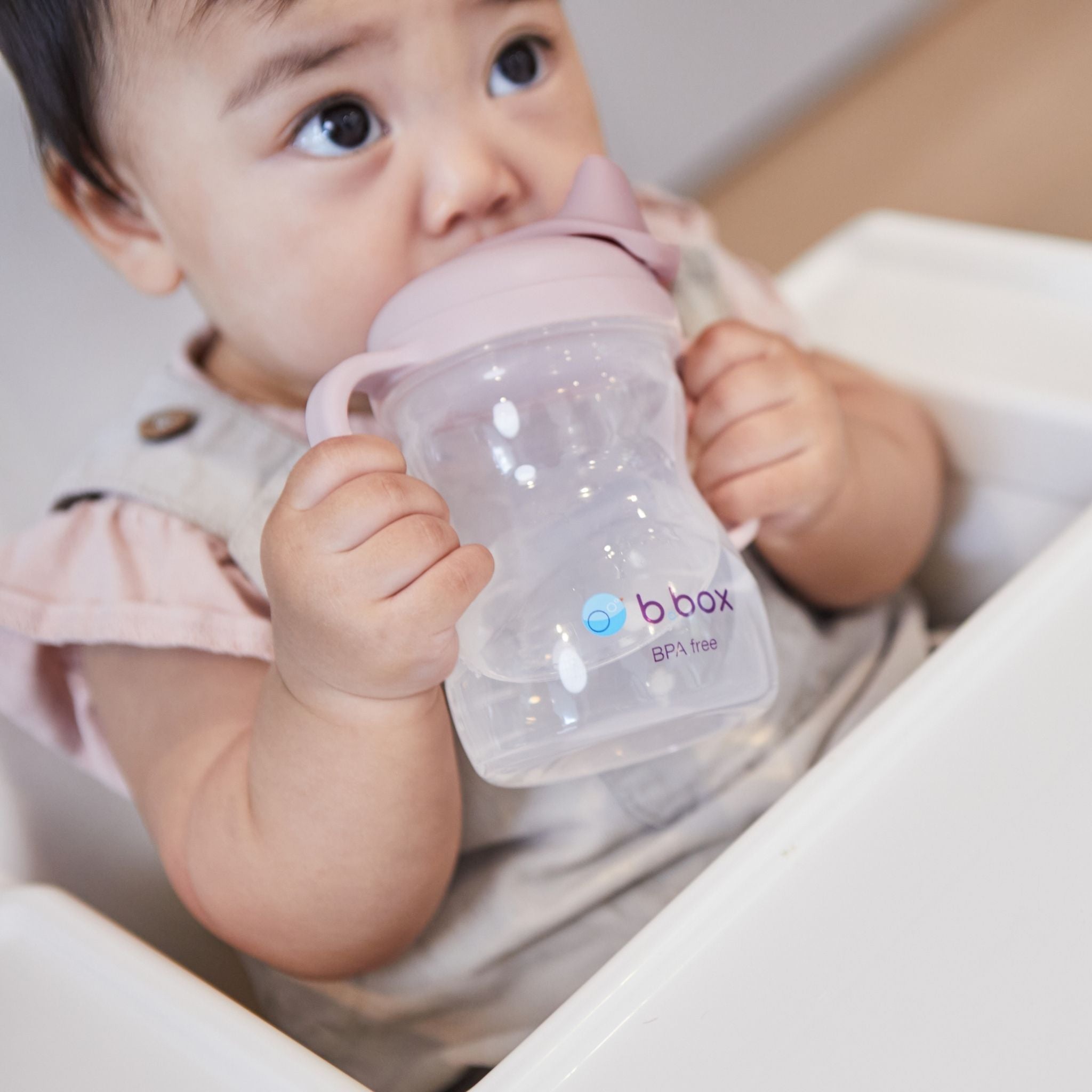 ビーボックスのスパウトカップを使う女の子