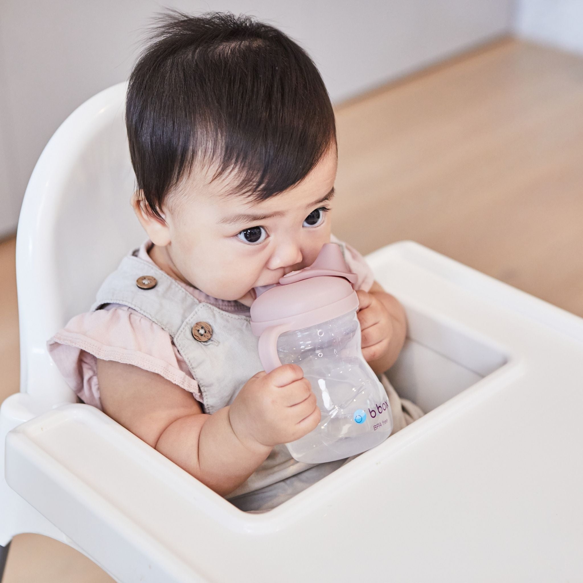 ビーボックスのスパウトカップを使う女の子