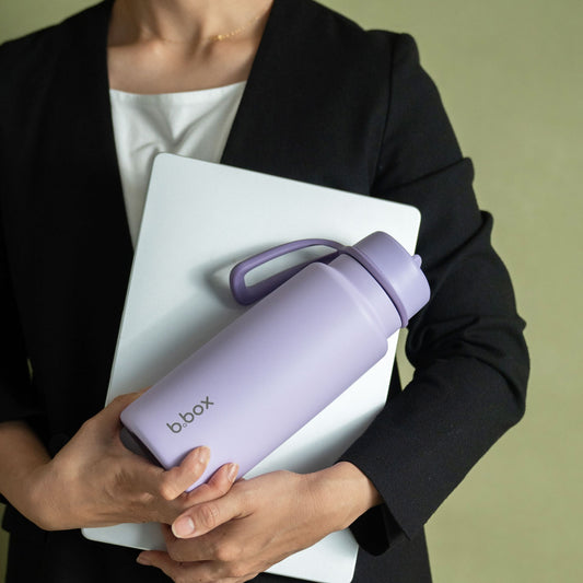 大容量水筒を持った女性の手