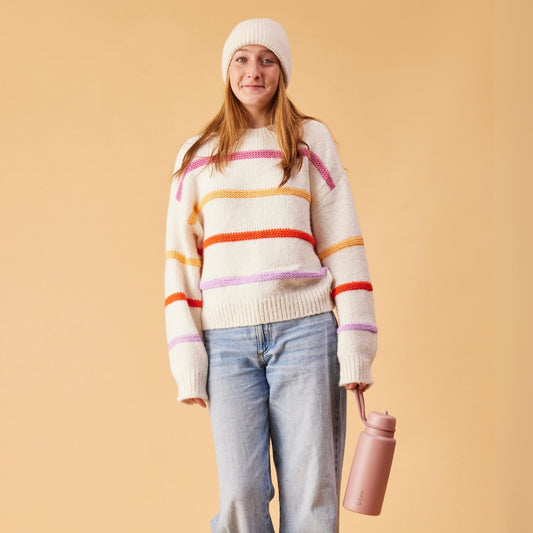 帽子を被った女の子がハンドル付き大容量ボトルのピンク色を持っている