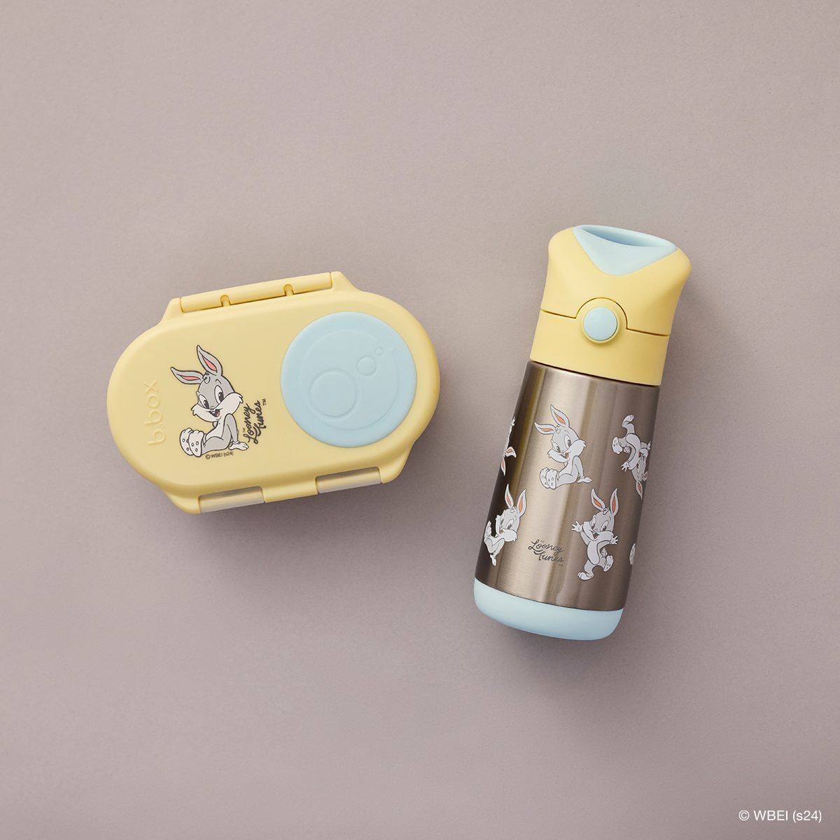ルーニー・テューンズのイラストが描かれたステンレス製水筒とスナックボックスのセット