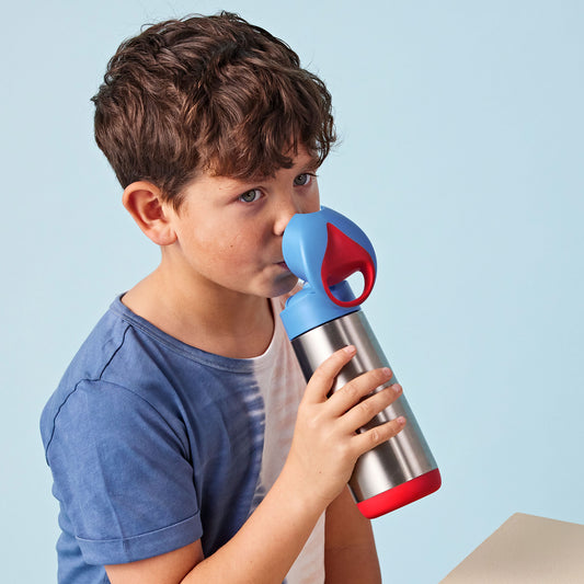 子供用水筒 直飲みストローを使う男の子