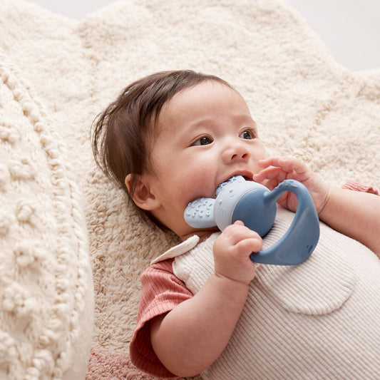 歯ぐずりを和らげるアイテム歯固め 氷を入れて冷やして使う歯固め