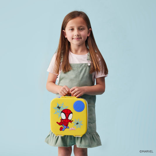 スパイダーマンのイラストがプリントされたビーボックスのランチボックスを手に持つ女の子