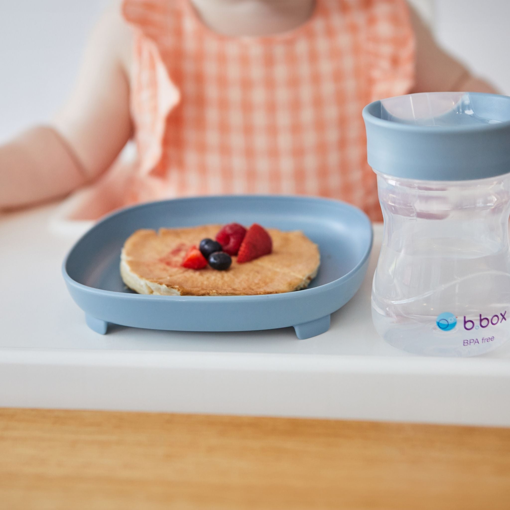 青色の幼児プレートにホットケーキが盛り付けてある様子