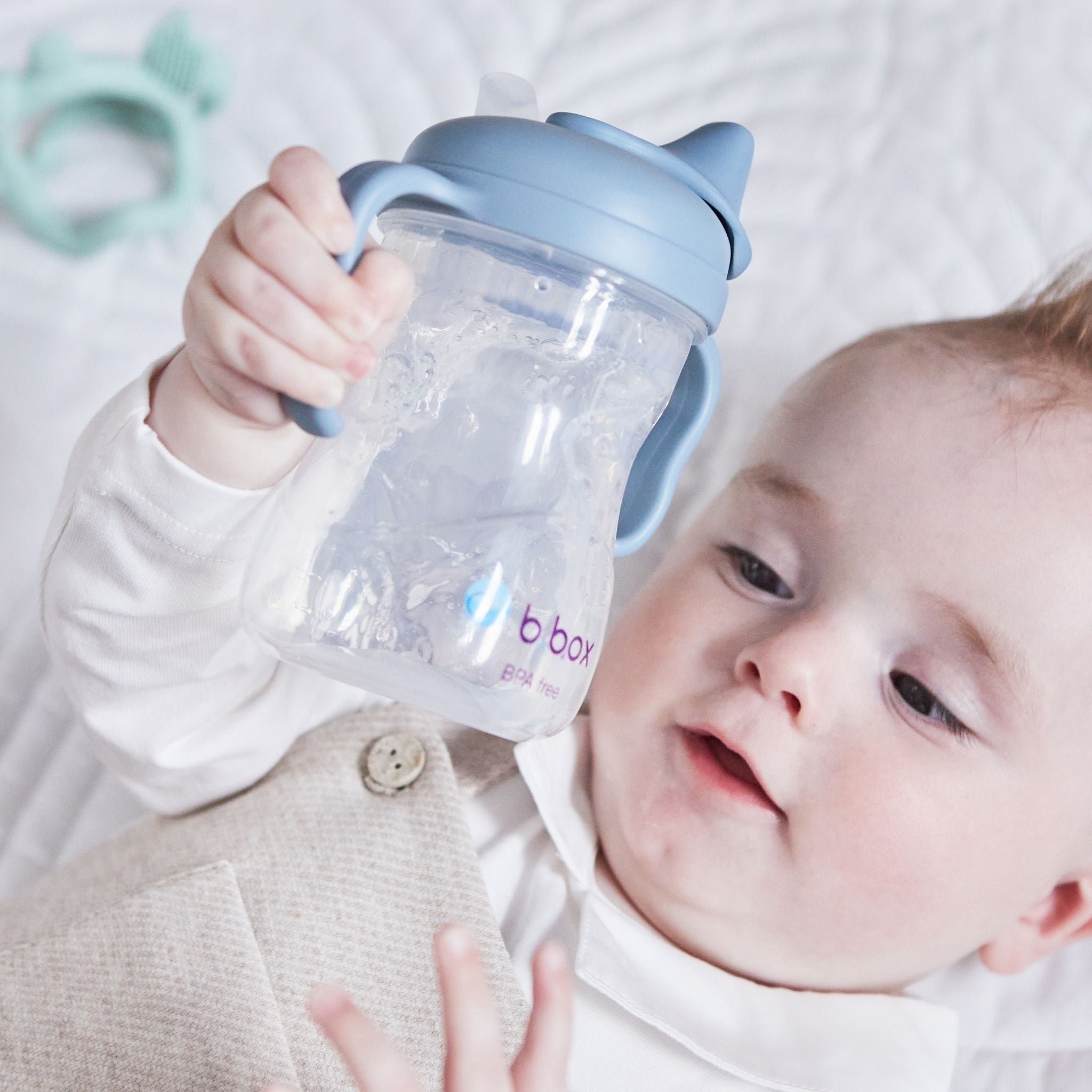 ビーボックススパウトカップoceanを持つ男の子