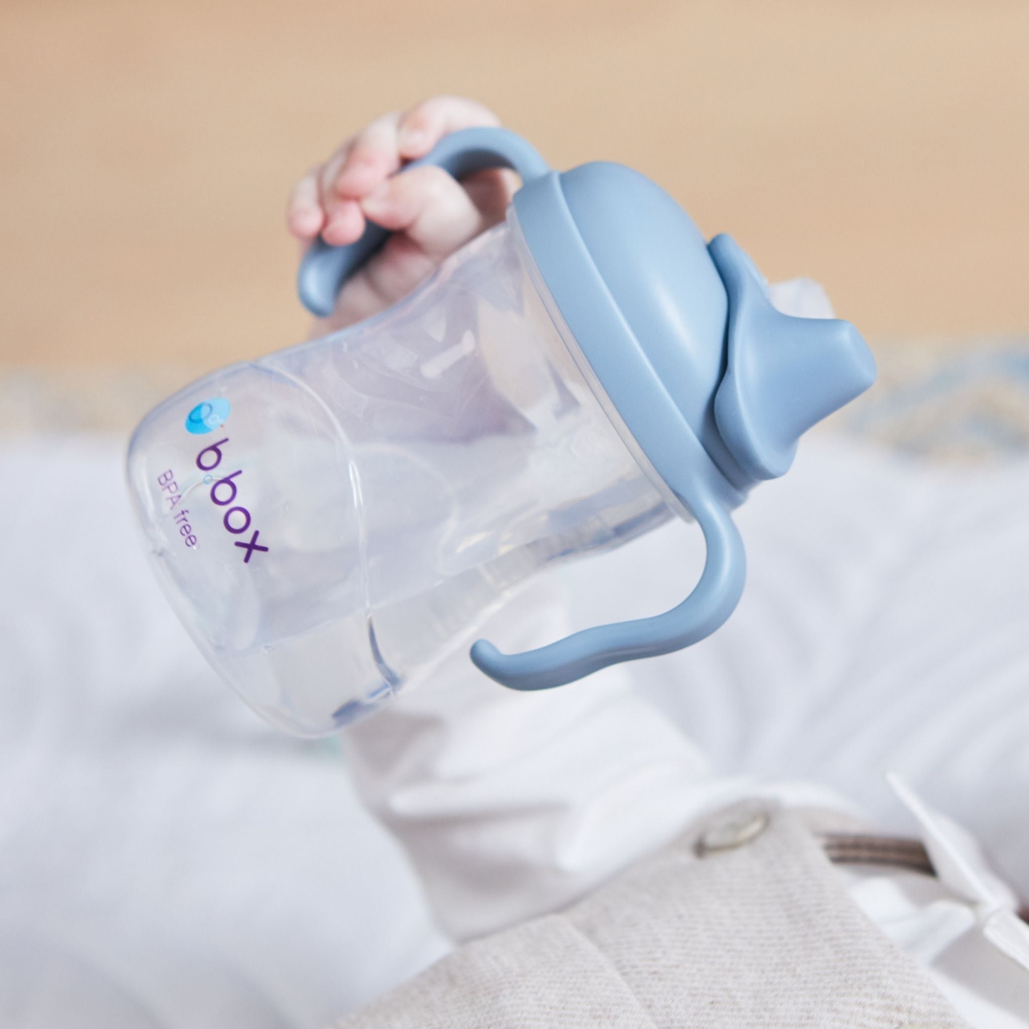 ビーボックススパウトカップoceanを持つ手