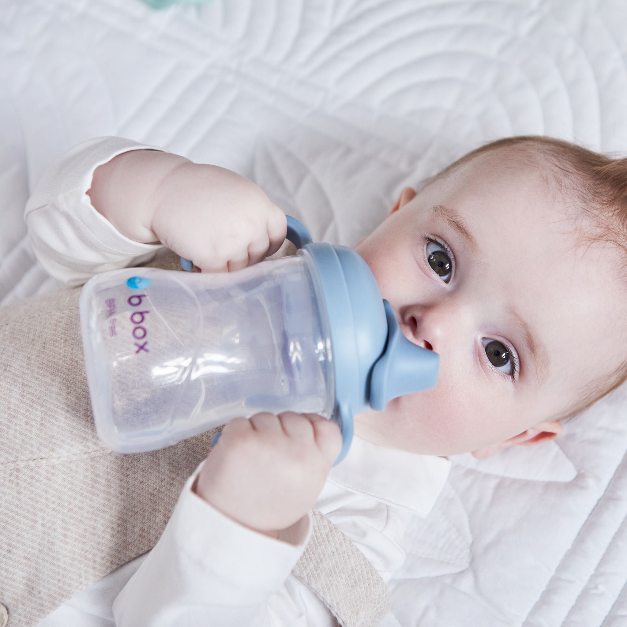 ビーボックススパウトカップoceanを持つ男の子