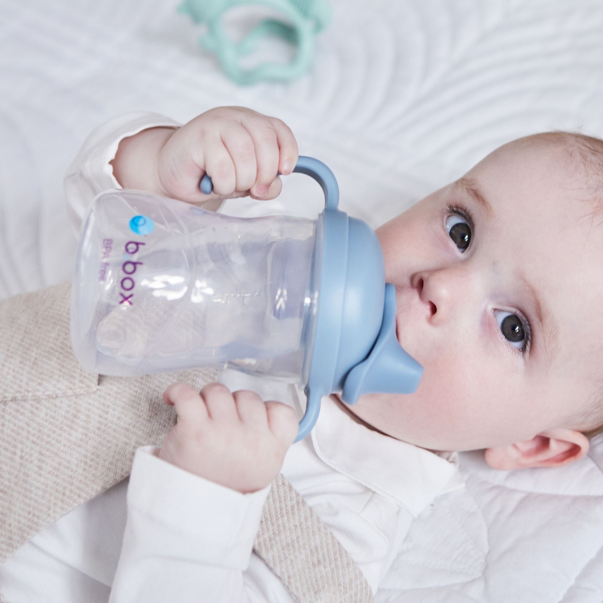 ビーボックススパウトカップoceanを持つ男の子