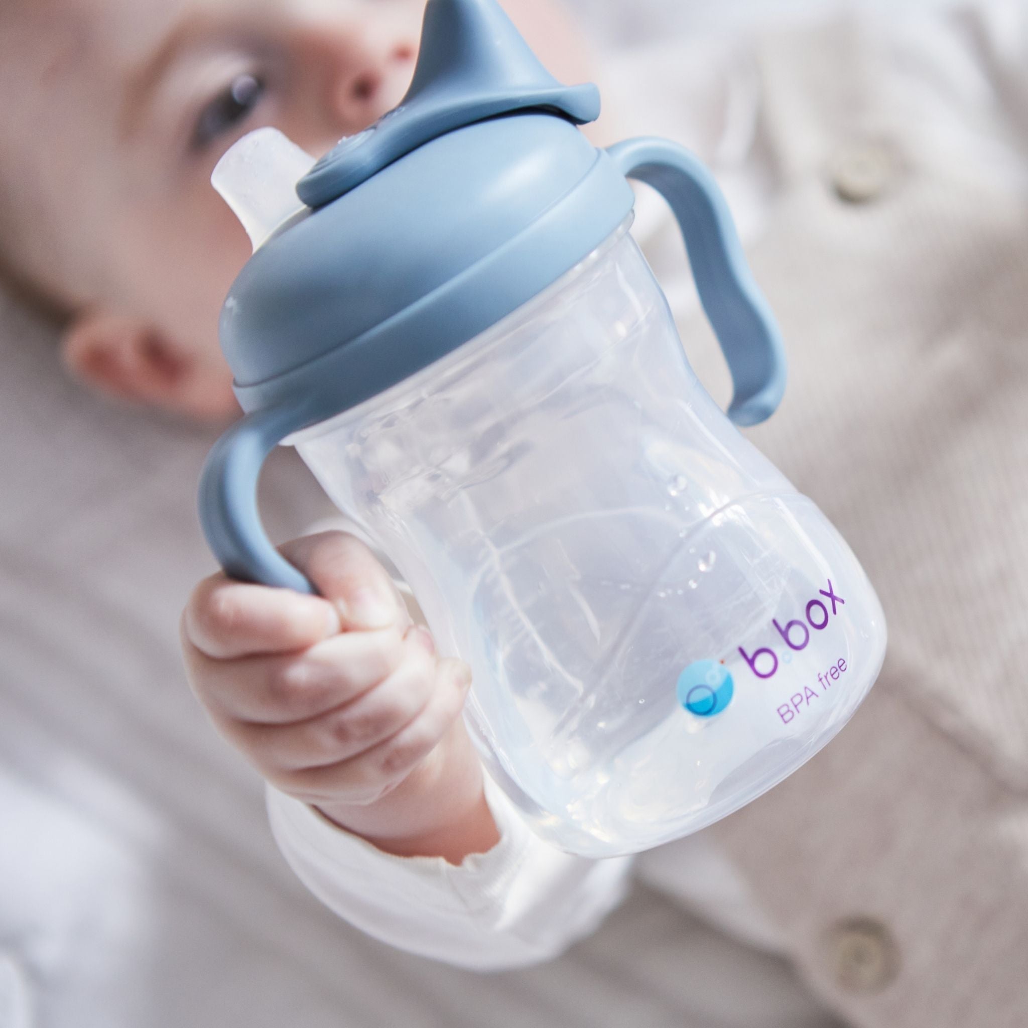 ビーボックススパウトカップoceanを持つ男の子