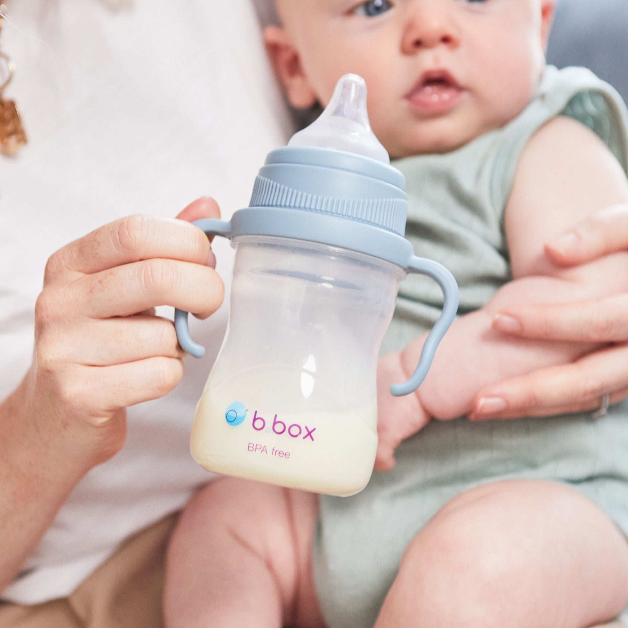 ステップ1のティートの飲み口と赤ちゃん