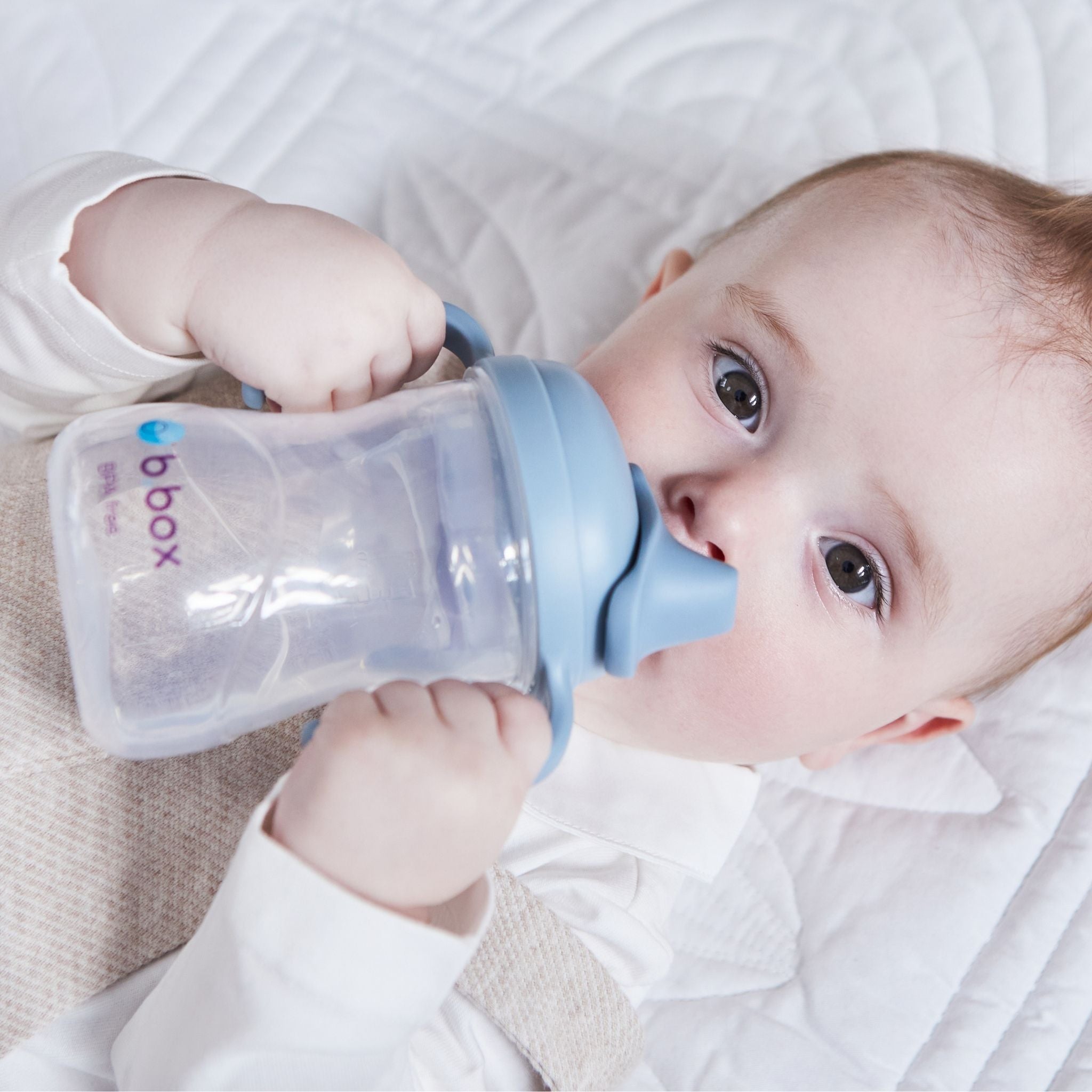ステップ2のスパウトの飲み口を飲んでいる赤ちゃん