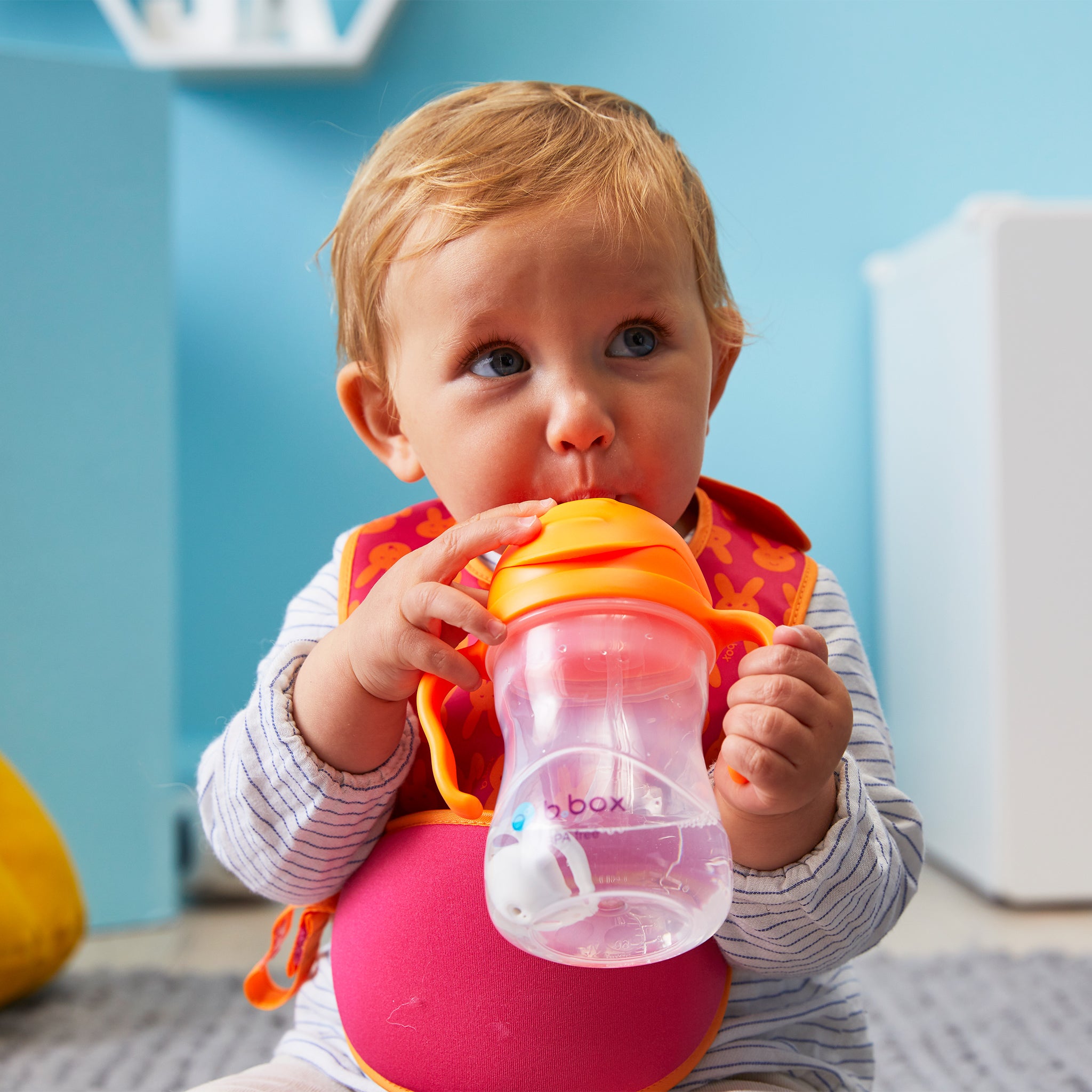 シッピーカップorange zingを飲む女の子