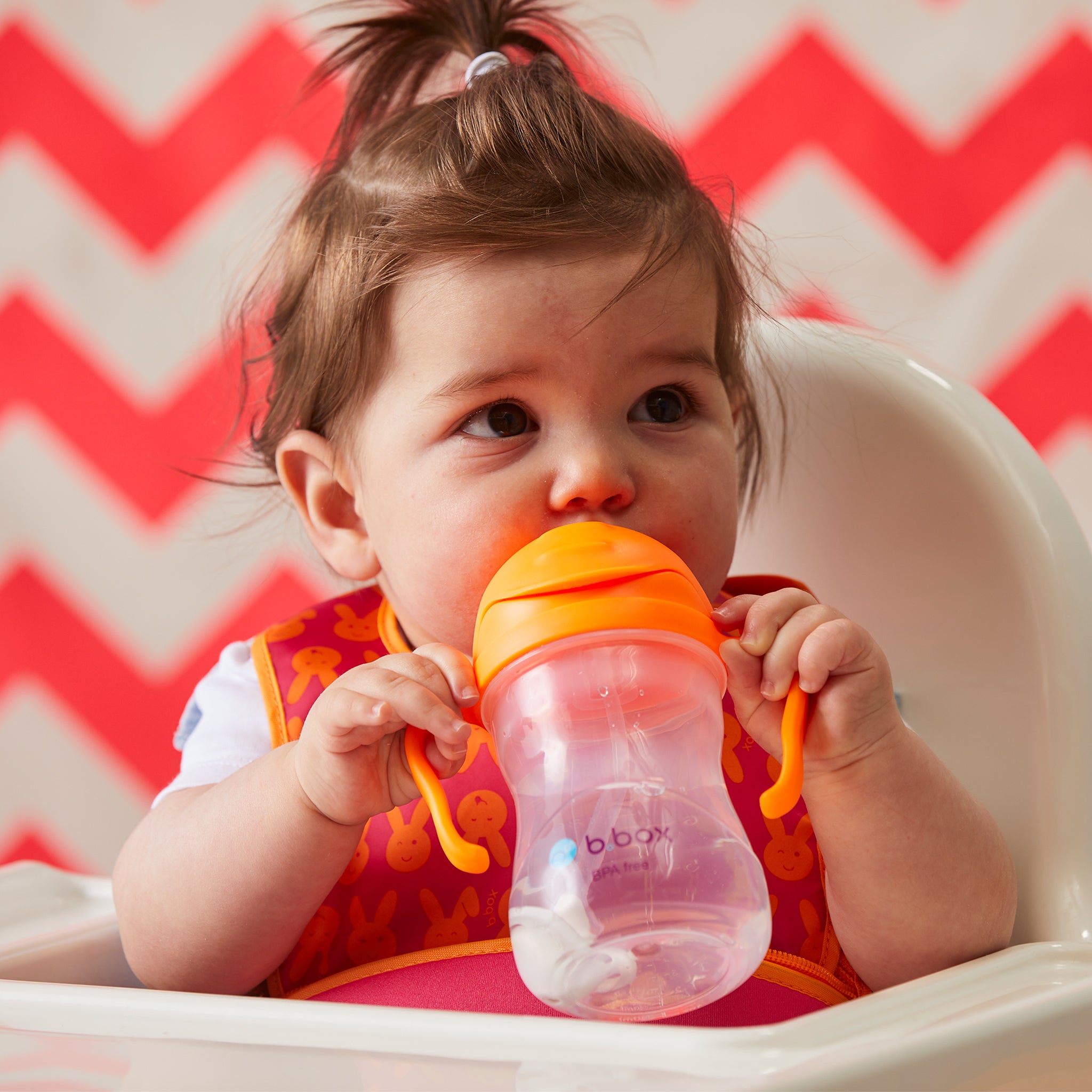 シッピーカップorange zingを飲む女の子