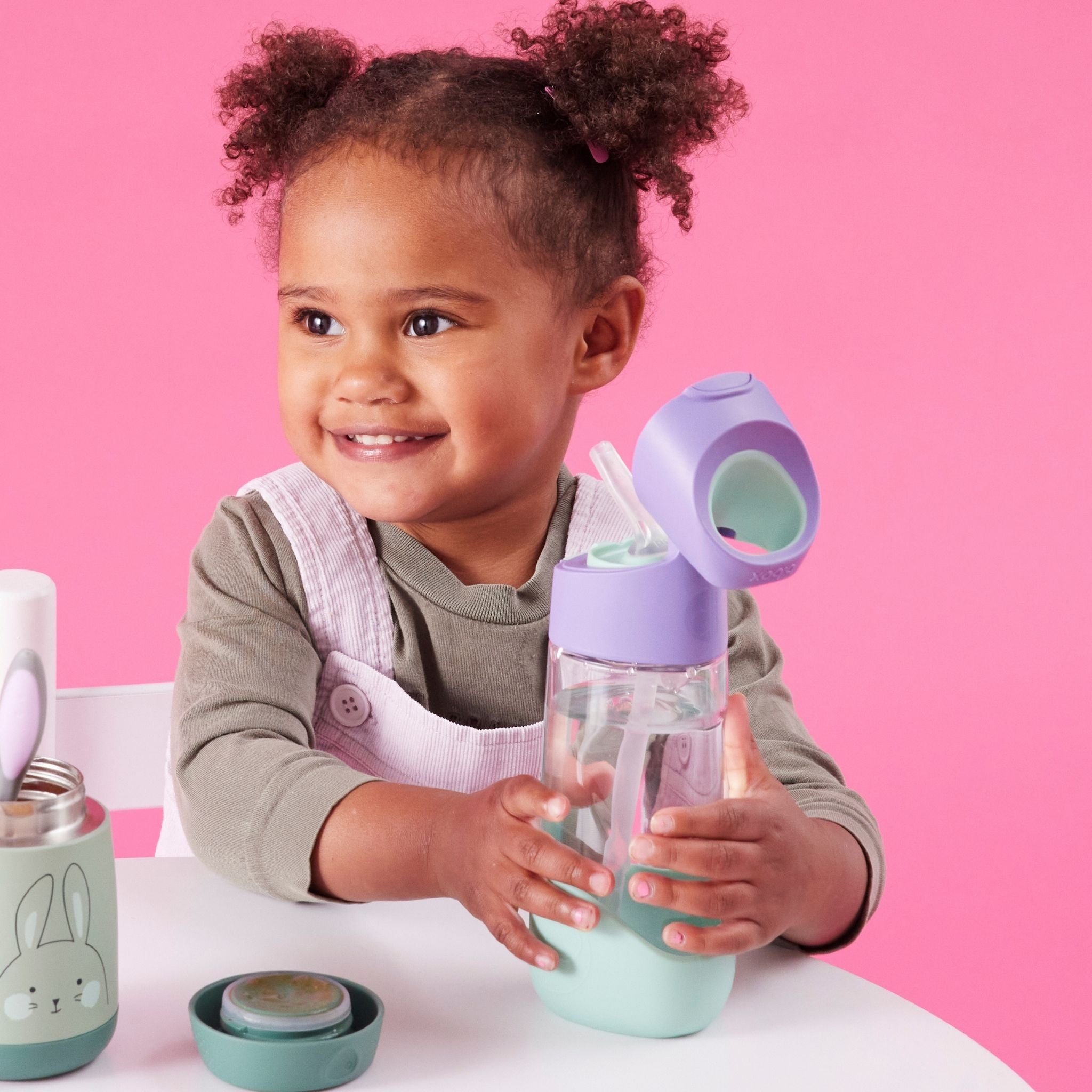 子供用プラスチック水筒 トライタン 素材の水筒を飲む女の子
