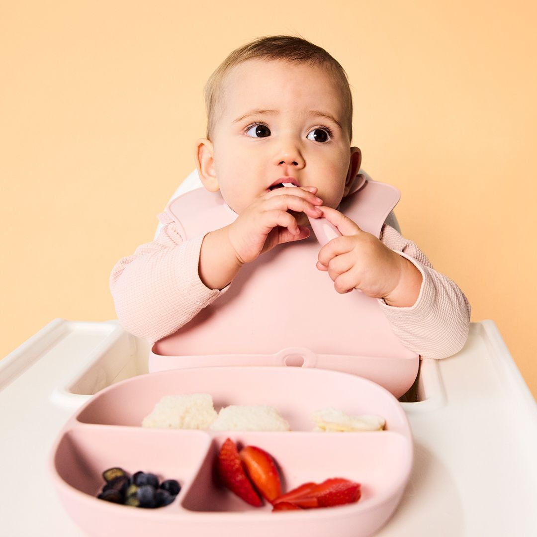 ビーボックスのシリコンプレートとカトラリーblushカラーを使う女の子