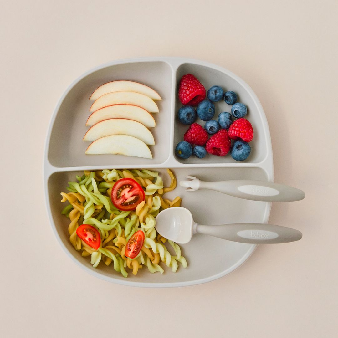 ビーボックスのシリコンプレートとカトラリーlatteカラーのセットイメージ